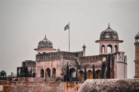  A View of Lahore Fort - Uma Tapeçaria Arquitetônica e Uma Sinfonia de Cores!