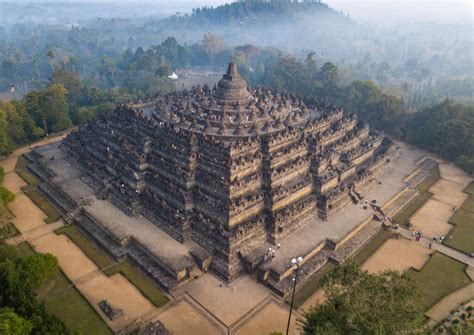   O Relato de Borobudur Uma História Esculpida em Pedra!