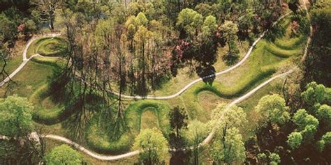  The Serpent Mound: Uma Escultura Colossal que Suscita Mistério e Contemplação!